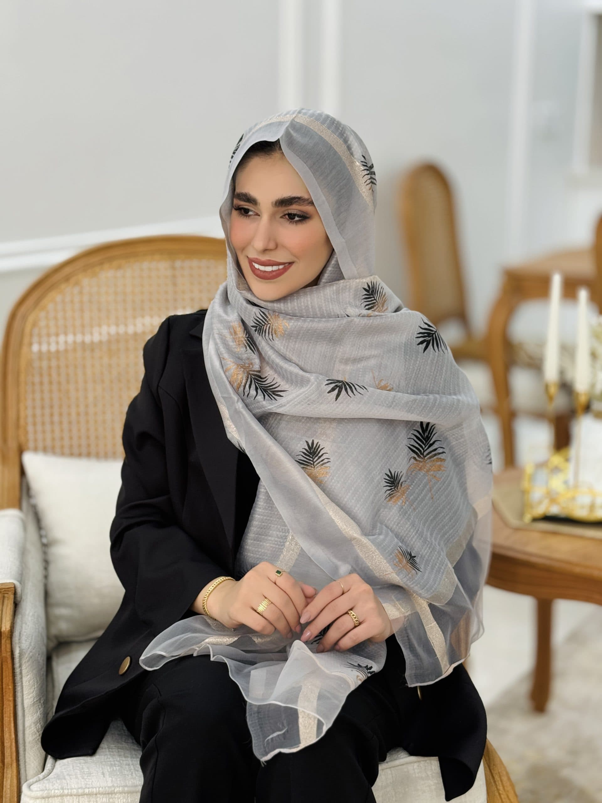 شال زنانه حریر گلدوزی شده طرح برگ — تصویر ۷