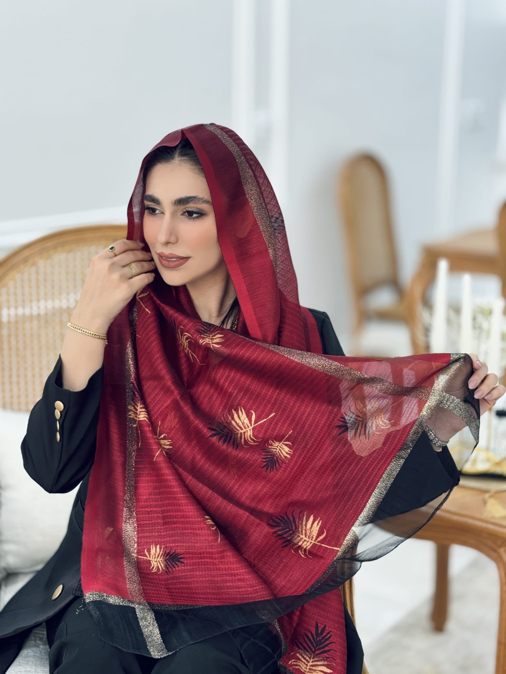 شال زنانه حریر گلدوزی شده طرح برگ — تصویر ۲