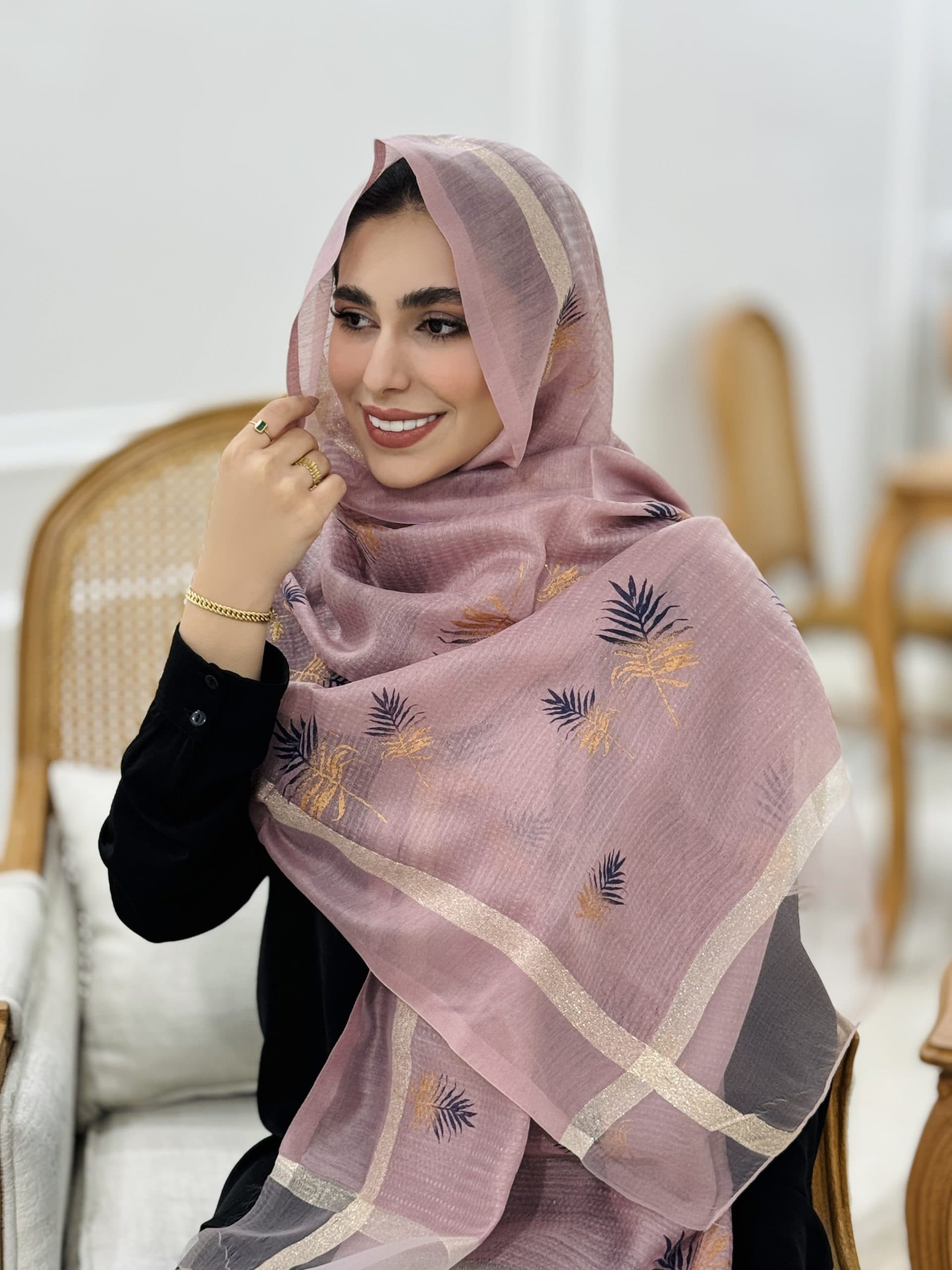 شال زنانه حریر گلدوزی شده طرح برگ — تصویر ۸