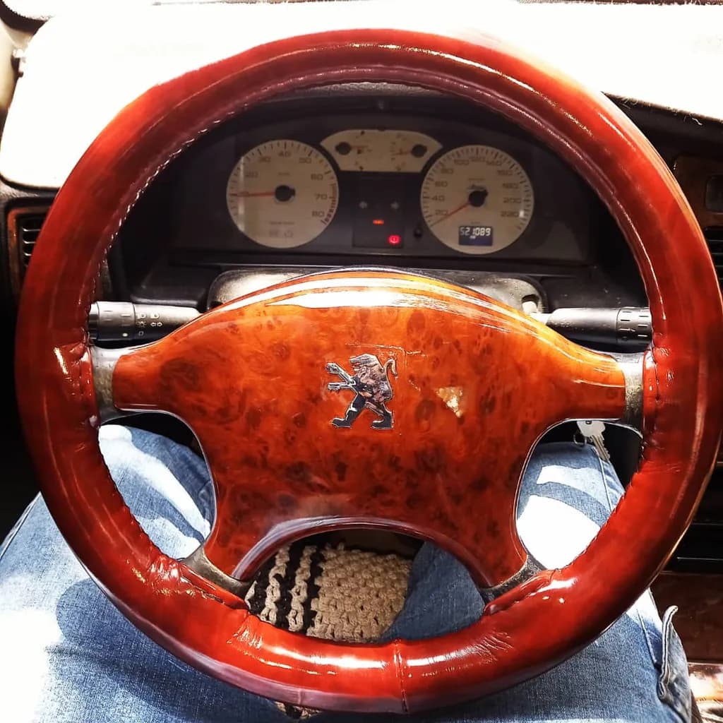 قاب وسط غربیلک فرمان خودرو مدل WOOD-124 مناسب برای پژو پارس کد B20913 — تصویر ۴