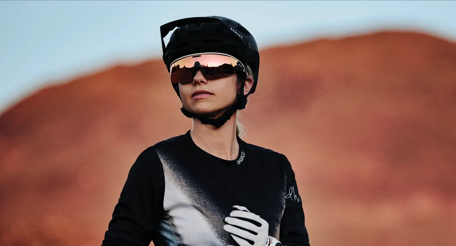 عینک هوشمند Oakley Meta مدل Vanguard فریم سفید لنز رز گلد پرایزم — تصویر ۵
