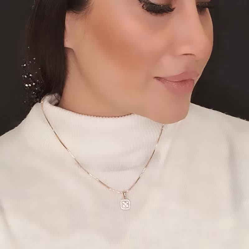 مدال دخترانه مربعی فول نگین طلایی