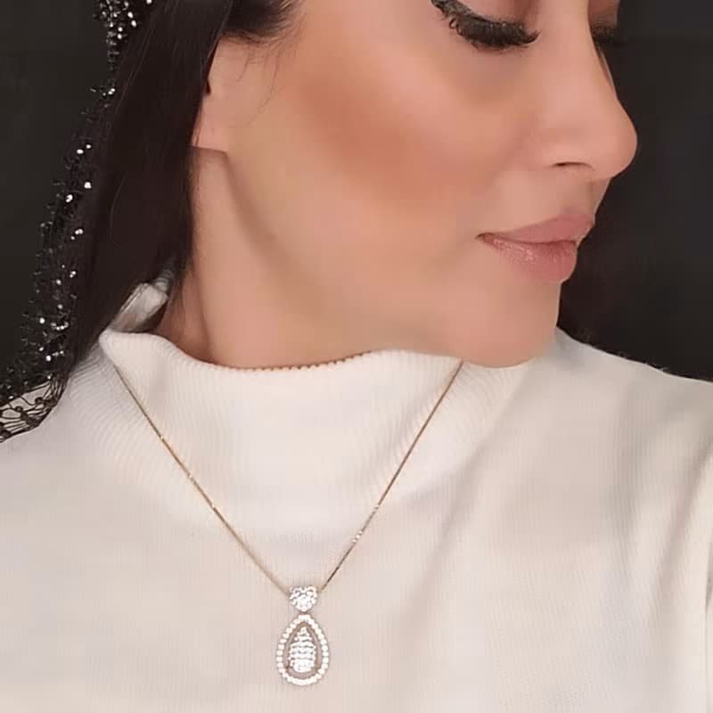 مدال دخترانه فول نگین طرح اشکی طلایی