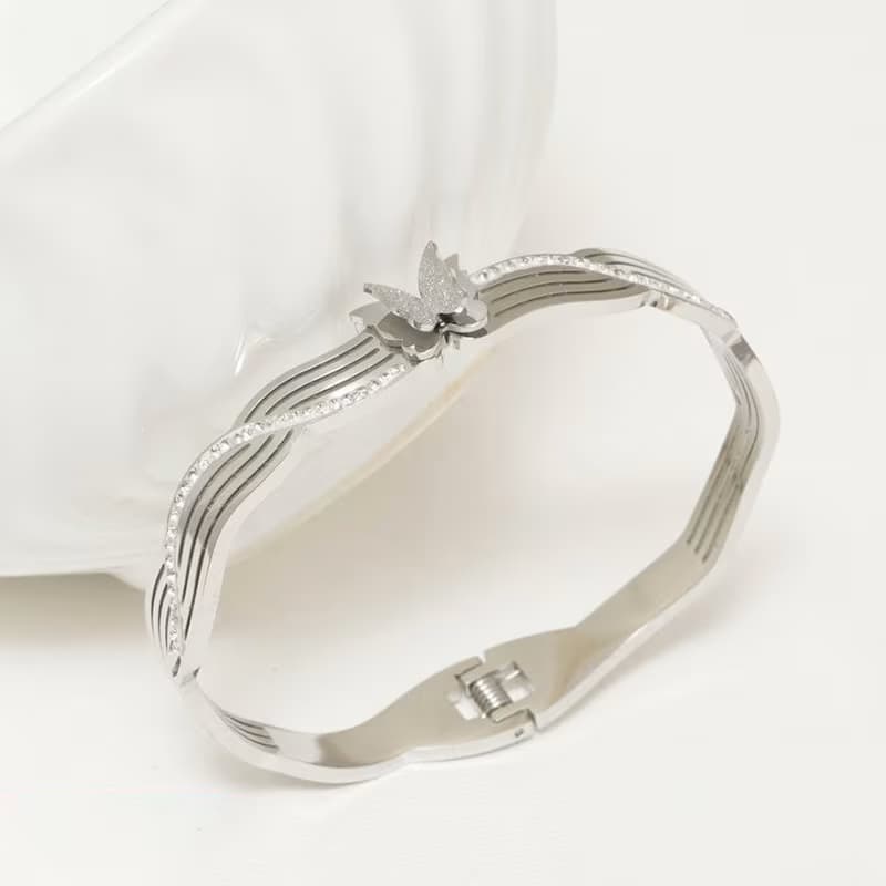 دستبند النگویی دخترانه طرح پروانه رنگ نقره ای
