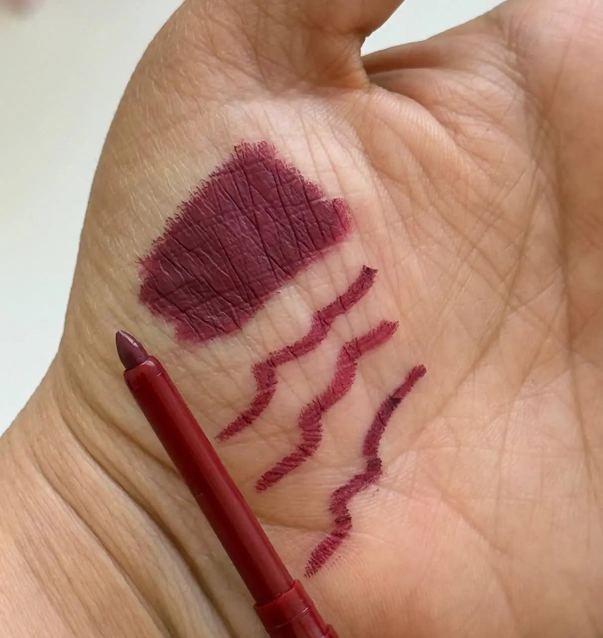 مداد چشم و لب پیچی زرشکی اسپانیایی — تصویر ۴