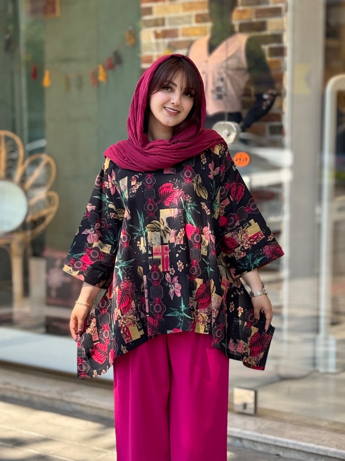 مانتو جلوبسته هنری رنگی مشکی سرخابی — تصویر ۲