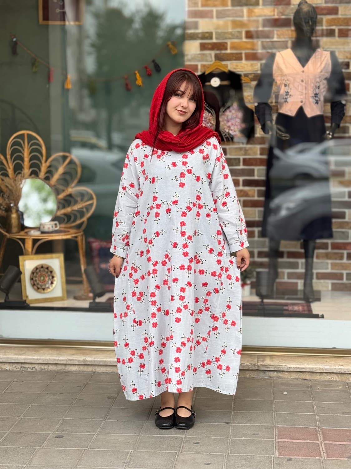 پیراهن آیگل طرح گل قرمز زمینه آبی — تصویر ۲