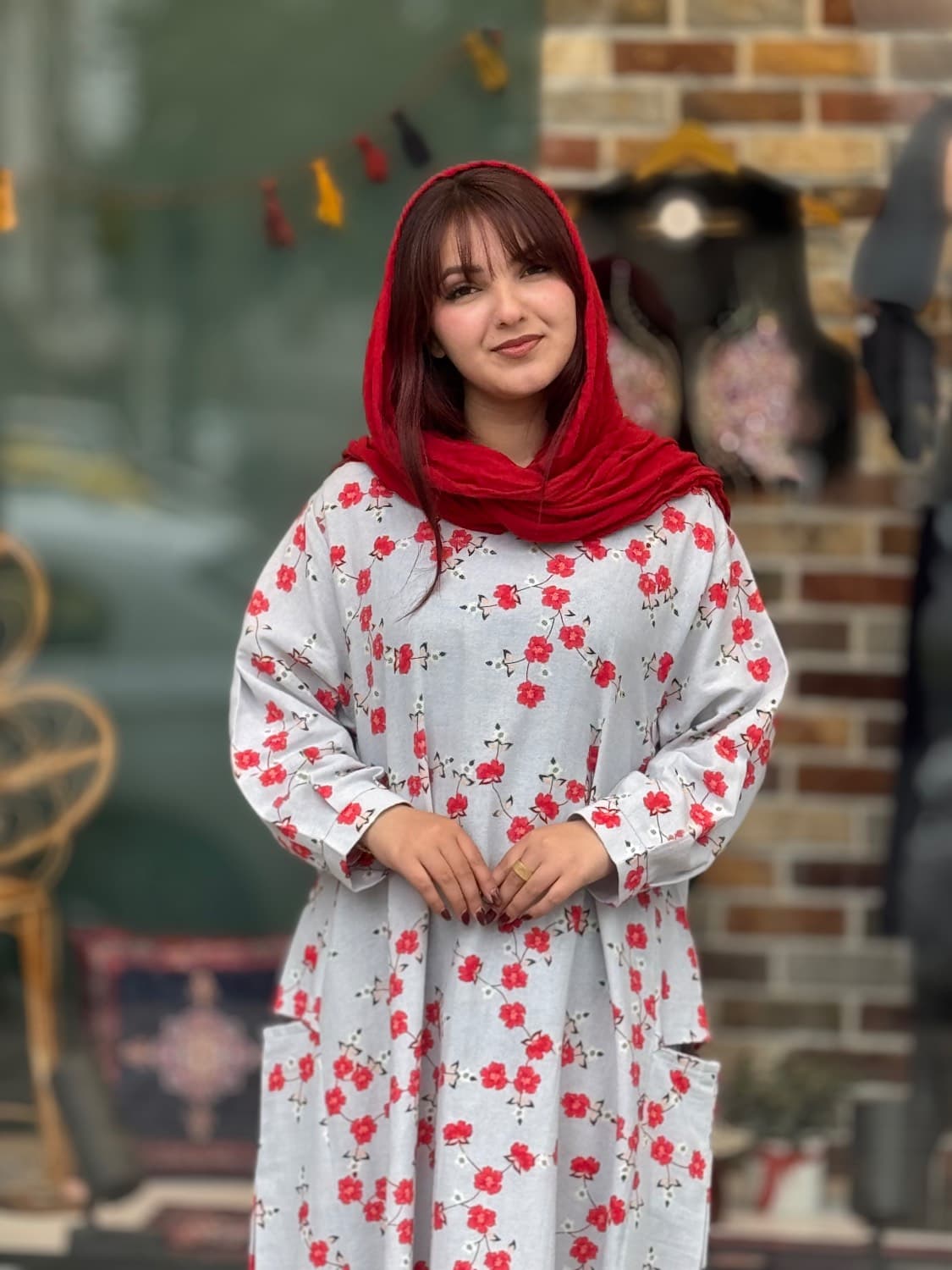 پیراهن آیگل طرح گل قرمز زمینه آبی — تصویر ۳