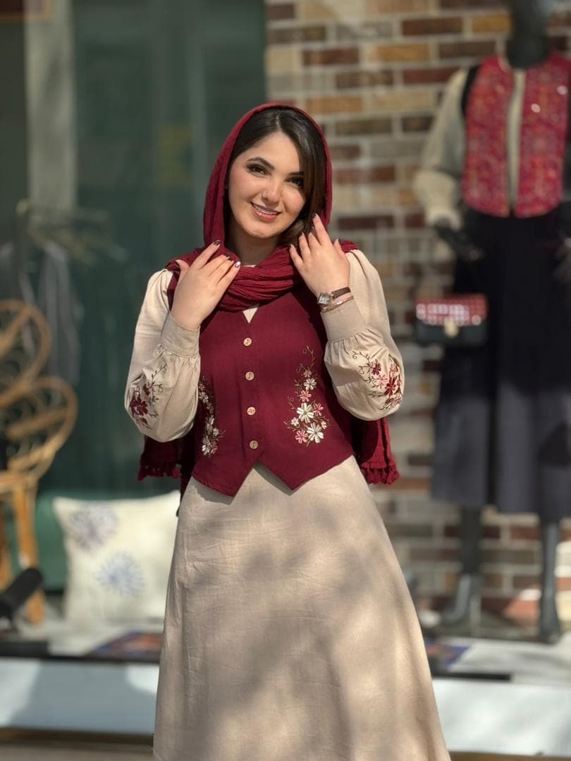 پیراهن جلیقه ترگل کرم زرشکی — تصویر ۲