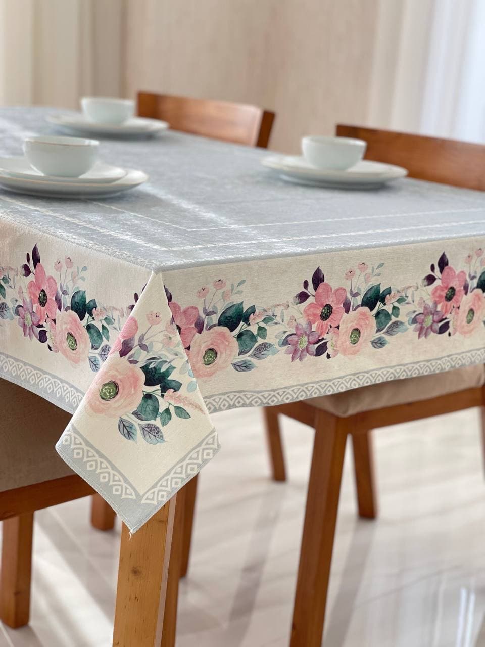 رومیزی و سفره پارچه ای مخمل شانل ضد لک طرح گلبرگ کد 614 — تصویر ۳