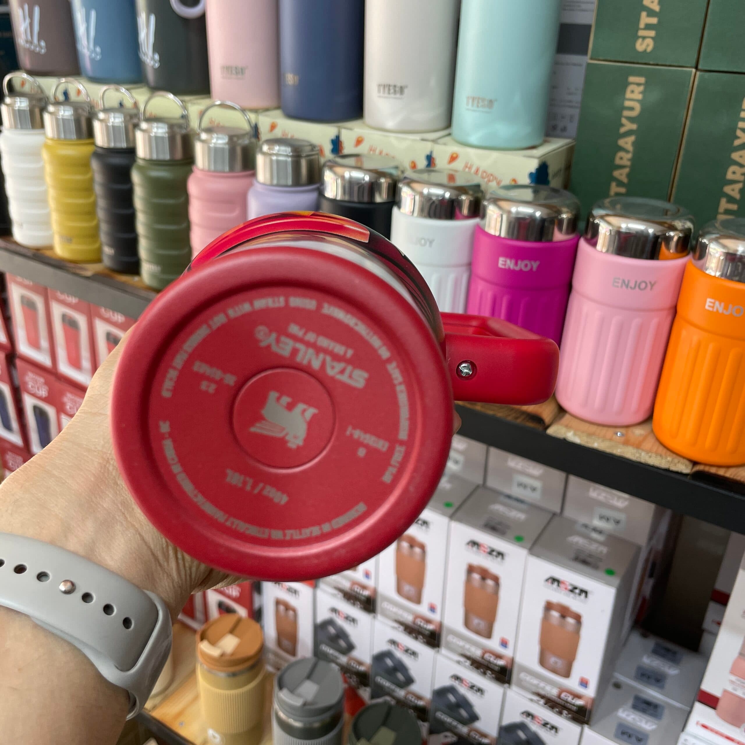 ماگ استنلی طرح Classic Mickey دسته‌دار مدل QUENCHER H2.O Tumbler – رنگ قرمز | ظرفیت ۱.۱۸ لیتر — تصویر ۵