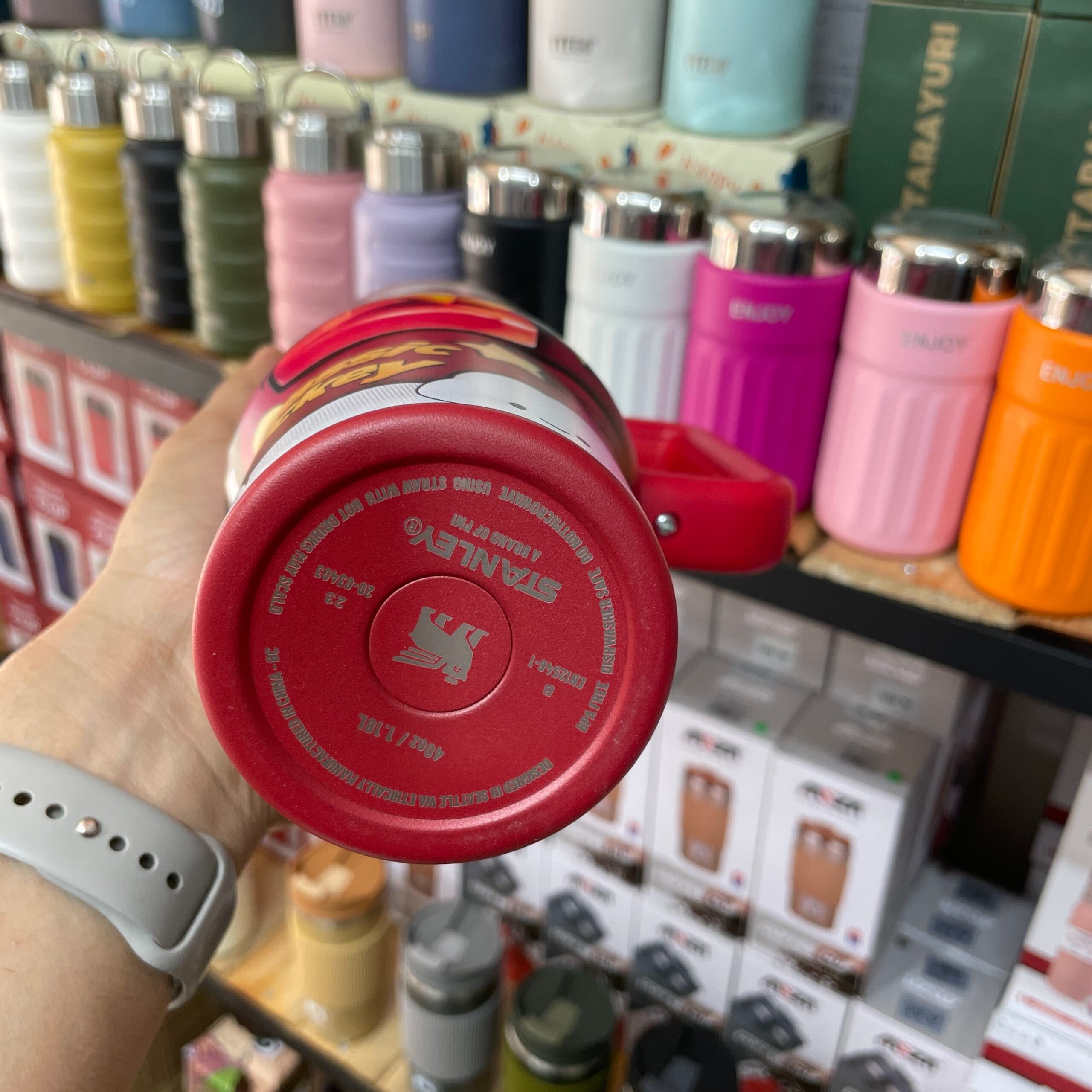 ماگ استنلی طرح Classic Mickey دسته‌دار مدل QUENCHER H2.O Tumbler – رنگ قرمز | ظرفیت ۱.۱۸ لیتر — تصویر ۴