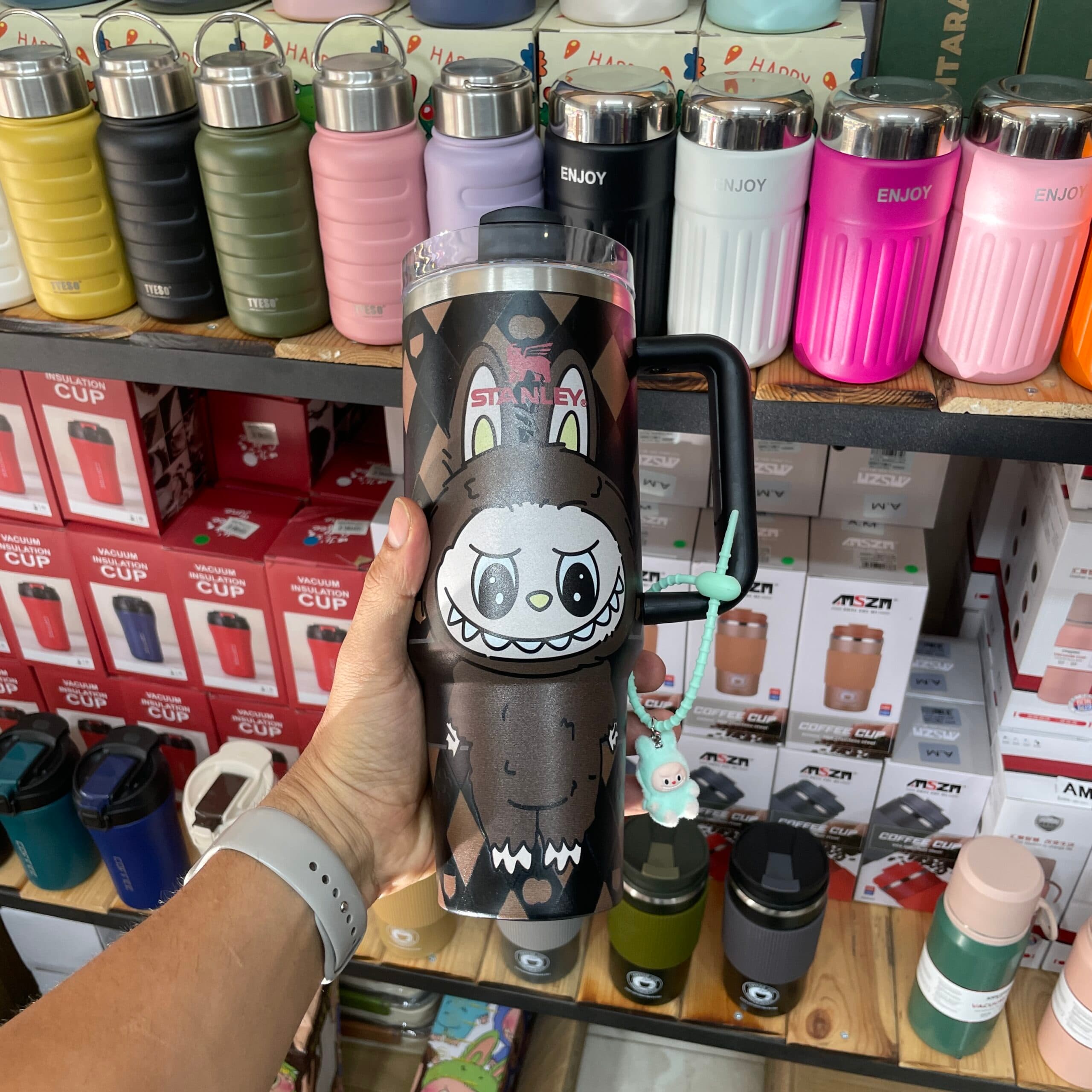 ماگ استنلی لبوبو دسته دار تامبلر مدل QUENCHER H2O TUMBLER (طرح 1) — تصویر ۲