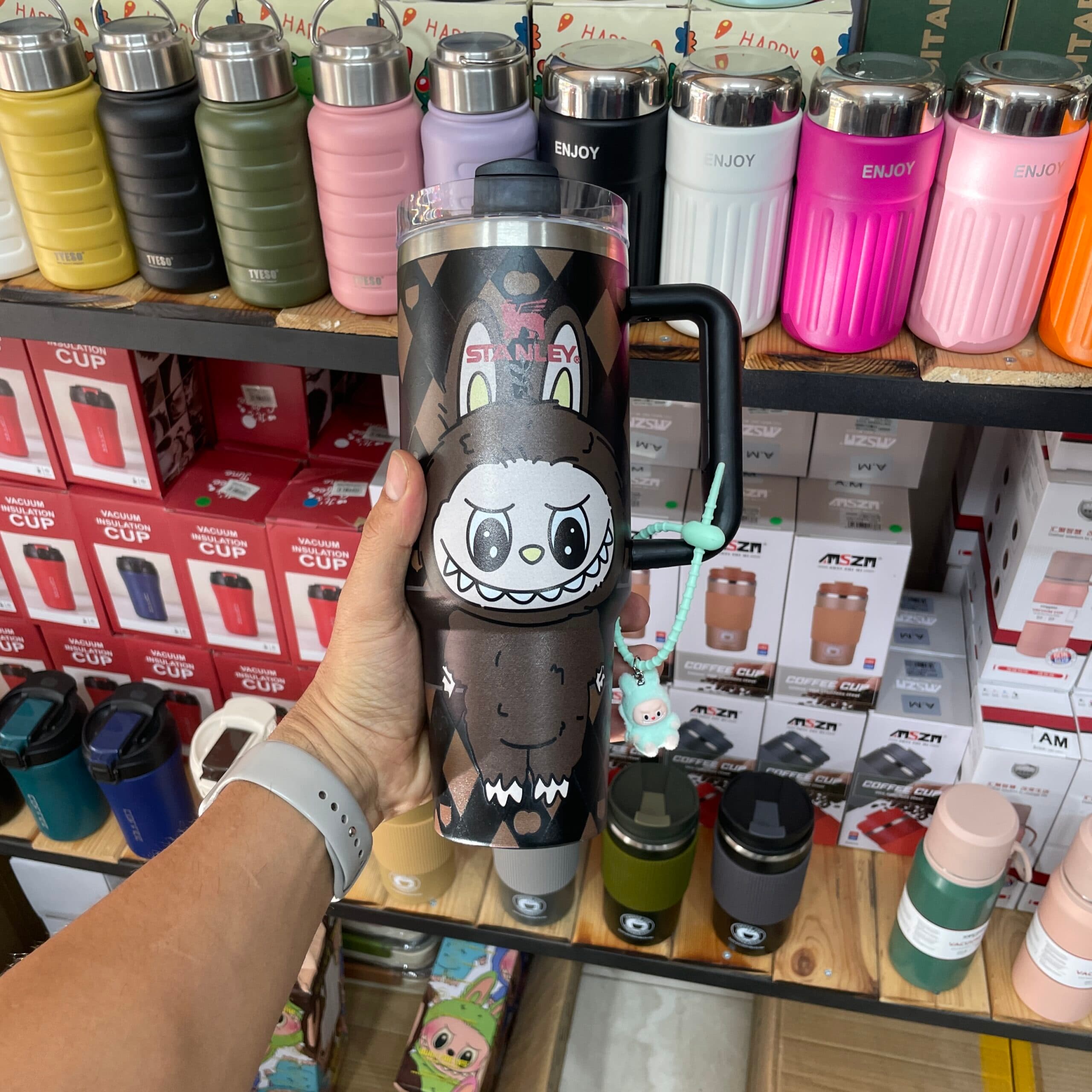 ماگ استنلی لبوبو دسته دار تامبلر مدل QUENCHER H2O TUMBLER (طرح 1) — تصویر ۳