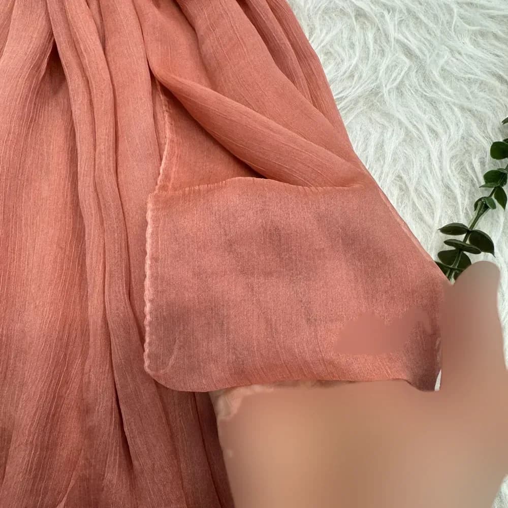 شال حریر ساده منگوله دار قواره بزرگ 185 در 80 سانتیمتر — تصویر ۷