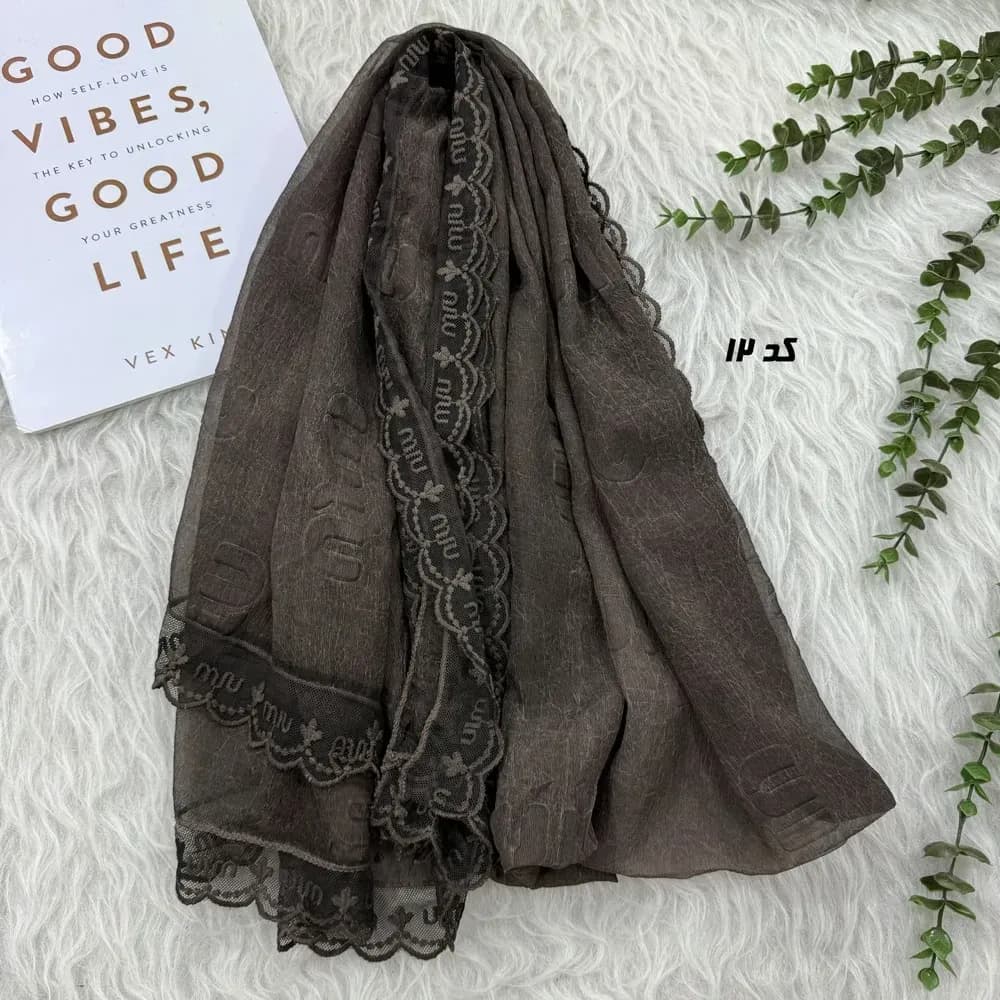 شال حریر سنگشور مزونی طرح Miu Miu ابعاد 180 در 69 سانتیمتر — تصویر ۶