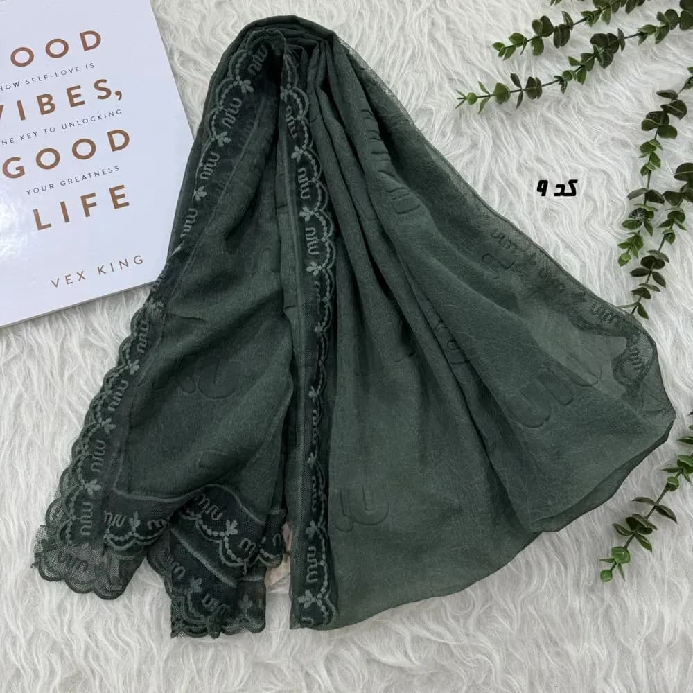 شال حریر سنگشور مزونی طرح Miu Miu ابعاد 180 در 69 سانتیمتر — تصویر ۵