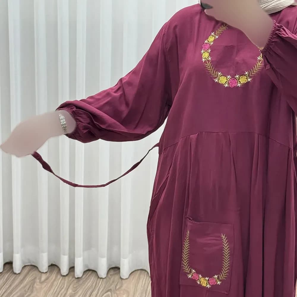 پیراهن نخی گلدوزی زنانه مدل خاطره فری سایز تا 48 با کمربند — تصویر ۲