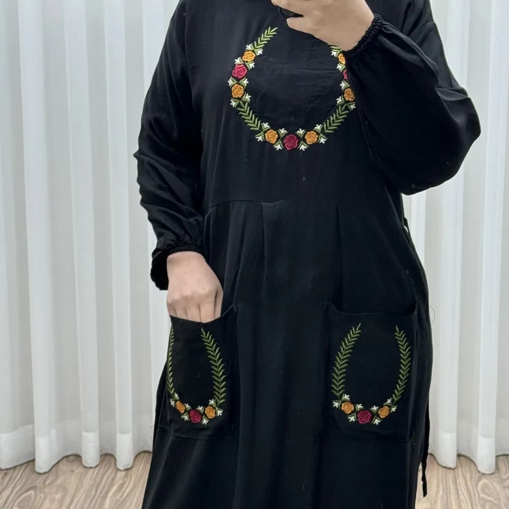 پیراهن نخی گلدوزی زنانه مدل خاطره فری سایز مناسب تا 48 — تصویر ۴