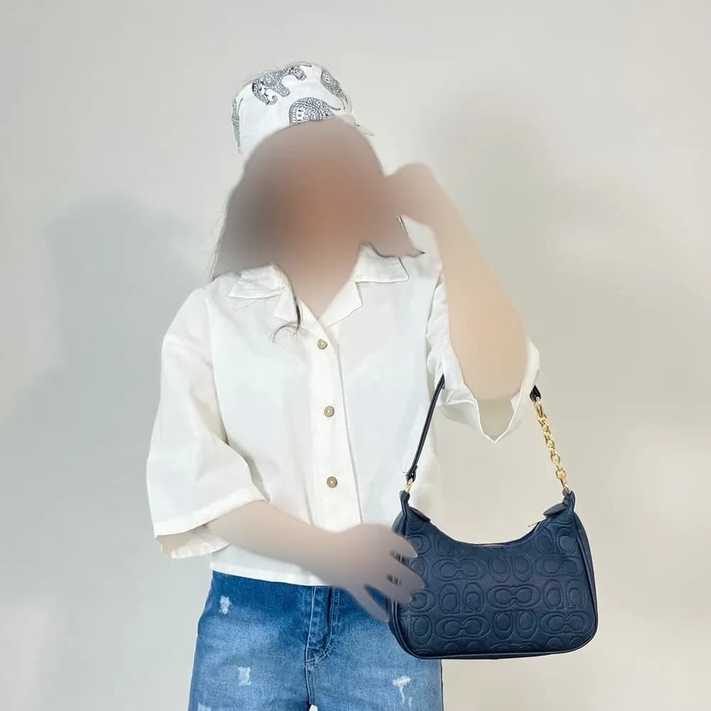 کیف دوشی زنانه طرح کوچ با بند زنجیری — تصویر ۳