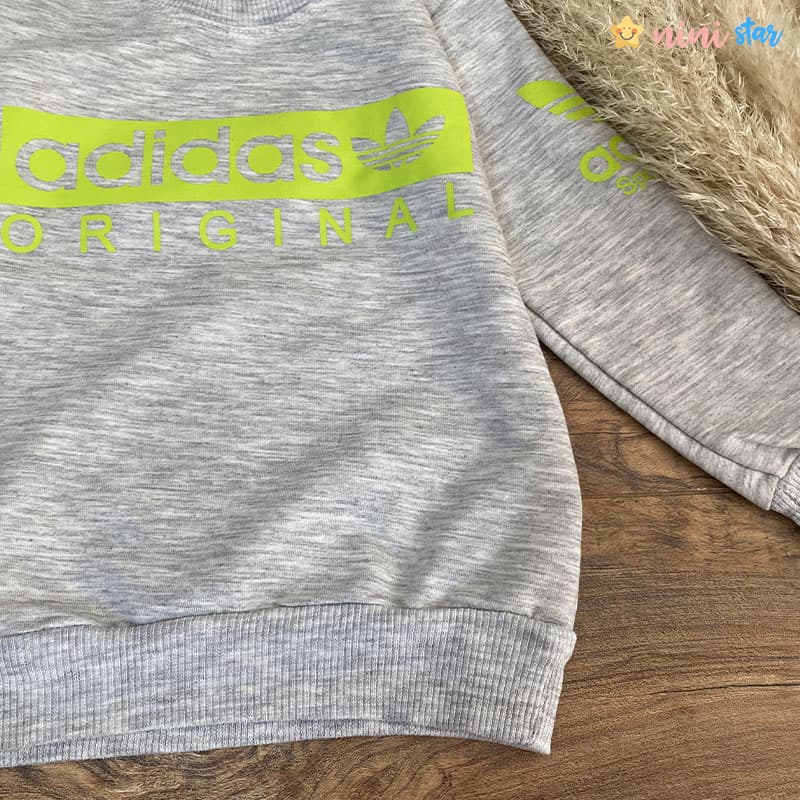 بلوز adidas پسرانه خاکستری روشن — تصویر ۲