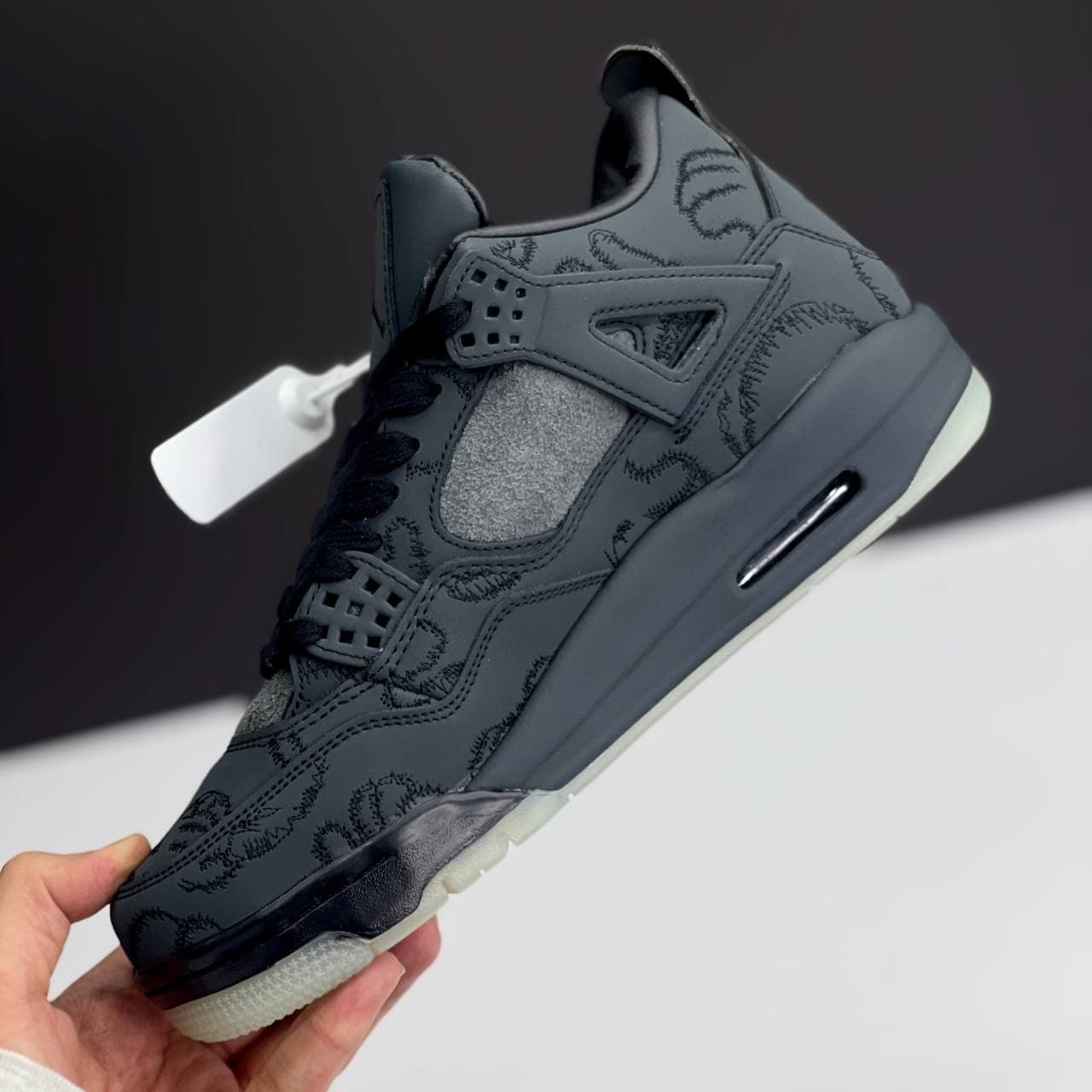 کفش نایک ایر جردن فور کاز مستر کوالیتی طوسی تیره Nike Air Jordan 4 KAWS Dark Grey — تصویر ۲
