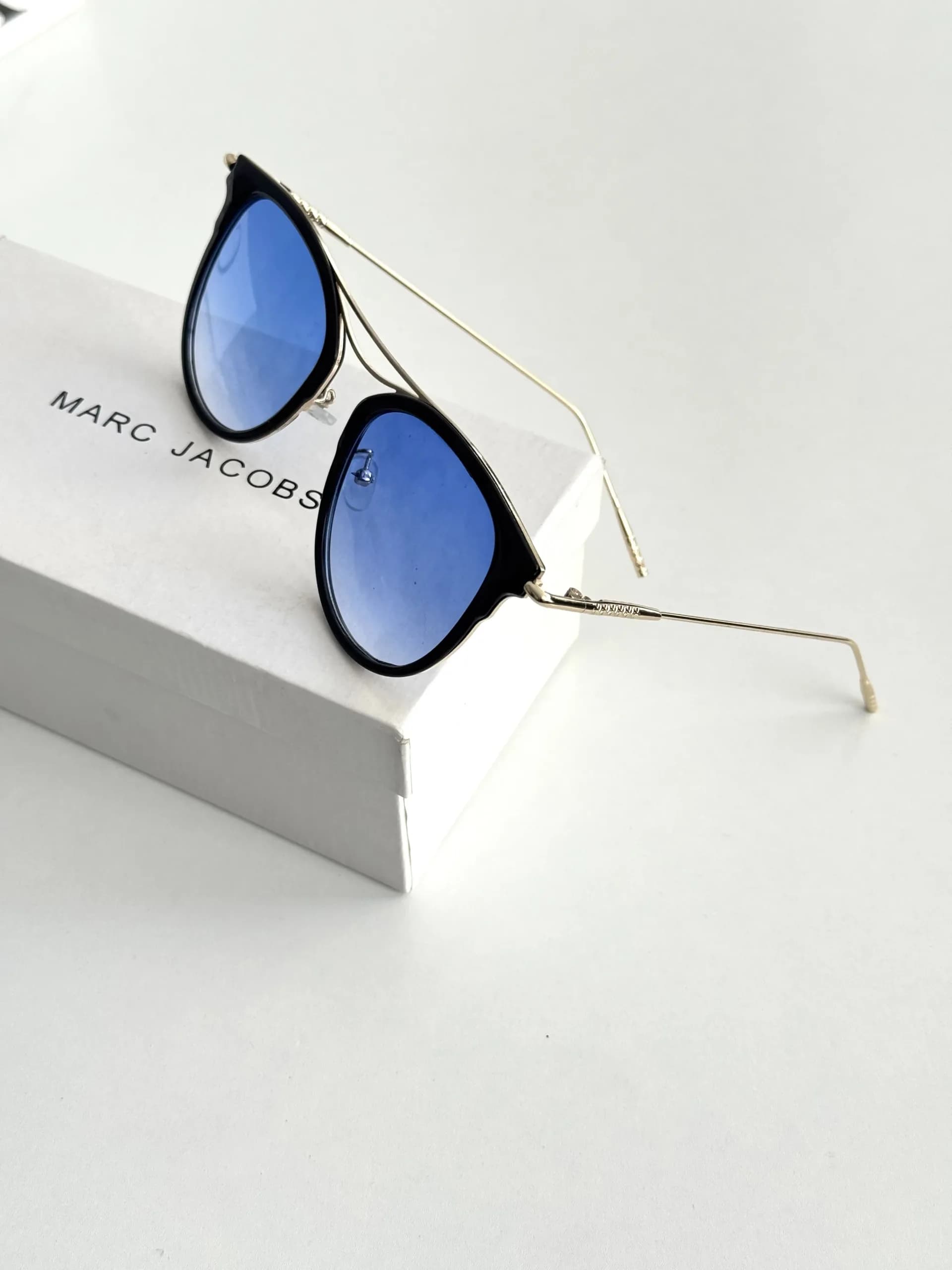 عینک آفتابی زنانه برند Gucci فریم فلزی آبی یووی 400 — تصویر ۴