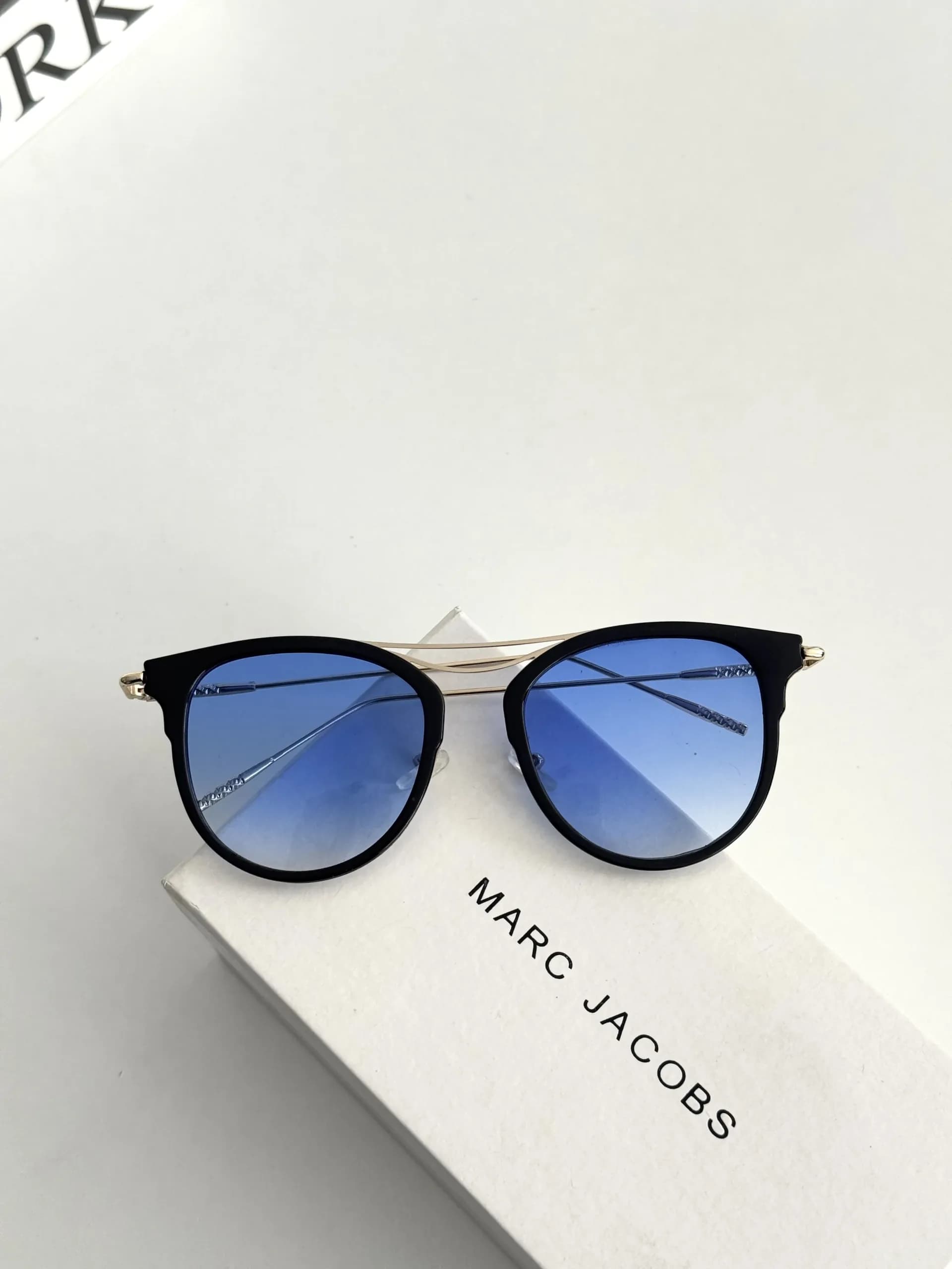عینک آفتابی زنانه برند Gucci فریم فلزی آبی یووی 400 — تصویر ۳