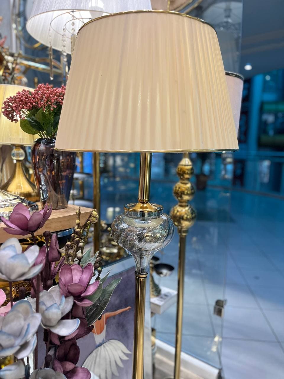 آباژور ایستاده کنار سالنی مدل گوی شیشه ای