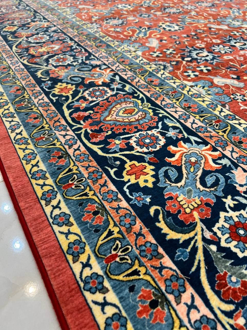 فرش سنتی طرح 100356 لاکی — تصویر ۵