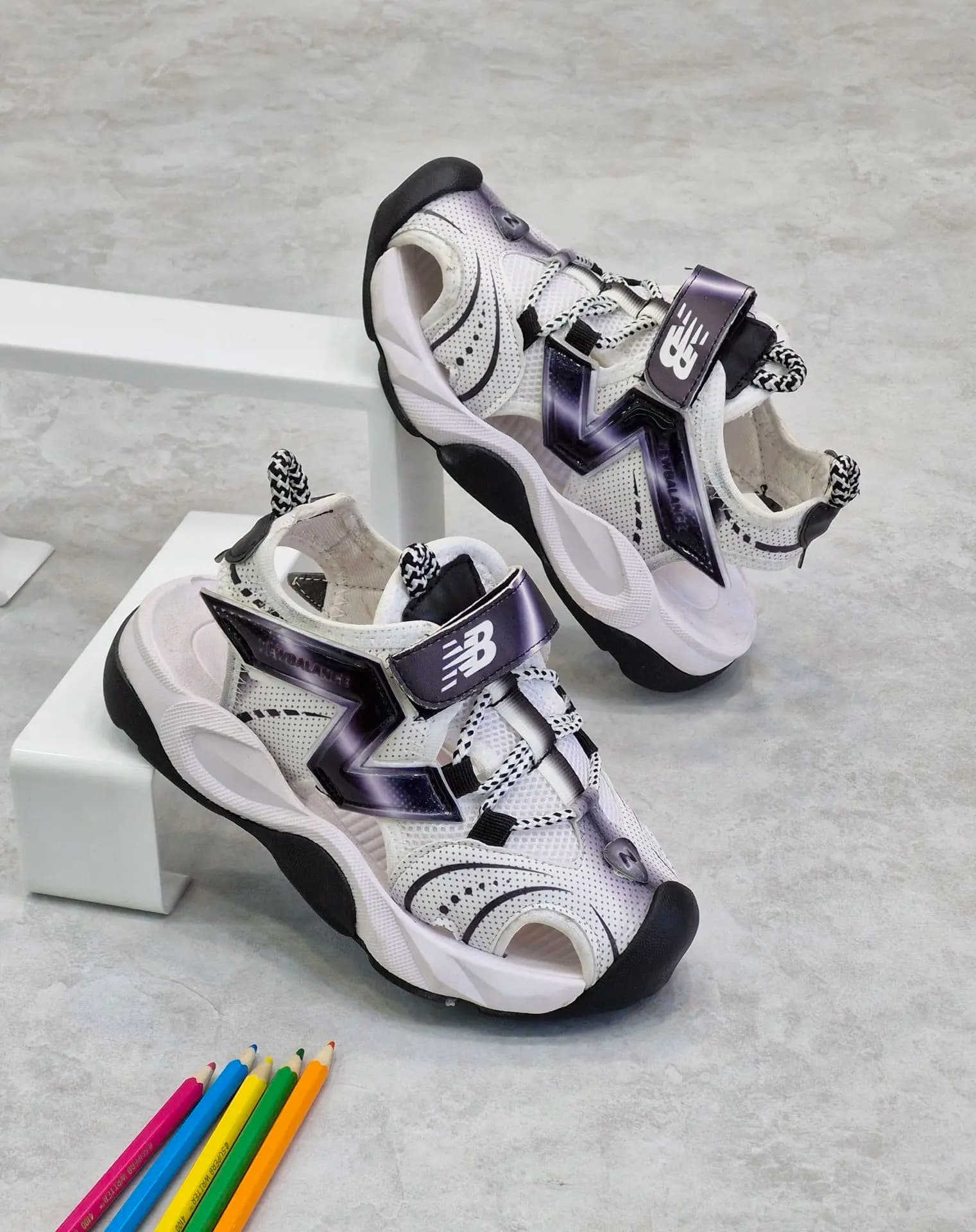 صندل اسپرت جلوبسته بچگانه مدل New Balance | سبک، راحت و ضد سایش — تصویر ۴