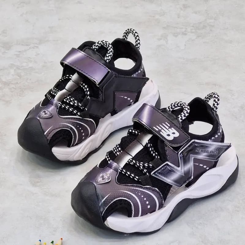صندل اسپرت جلوبسته بچگانه مدل New Balance | سبک، راحت و ضد سایش — تصویر ۲