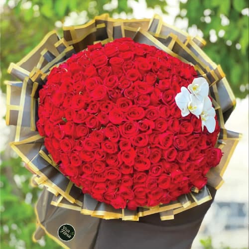 دسته گل رز قرمز با ارکیده و تزئینات لوکس