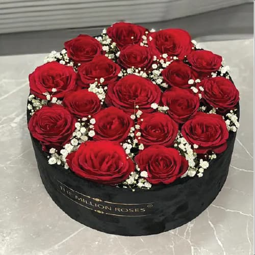 باکس گل ۲۸ شاخه رز هلندی با گل عروس