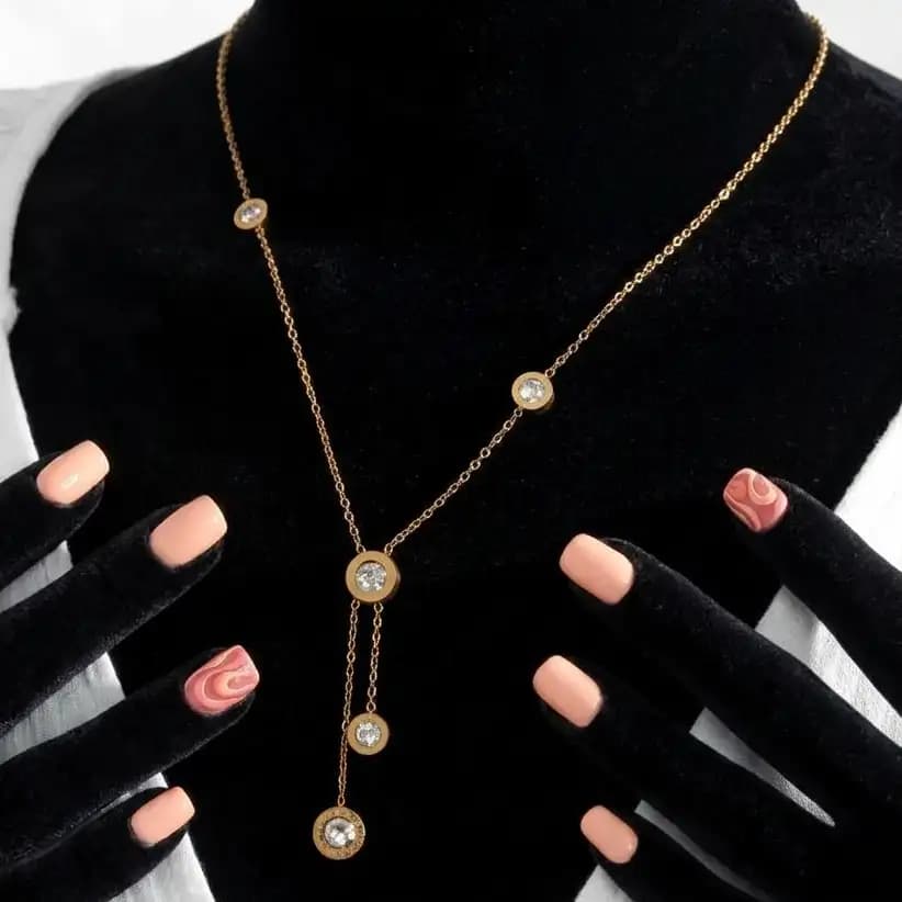گردنبند و آویز زنانه و دخترانه طرح آویز چند نگینی ضد حساسیت رنگ کاملا ثابت کد amp