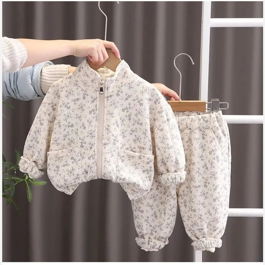 ست سویشرت و شلوار دخترانه دورس وارداتی مناسب 1.5 تا 6 سال — تصویر ۲