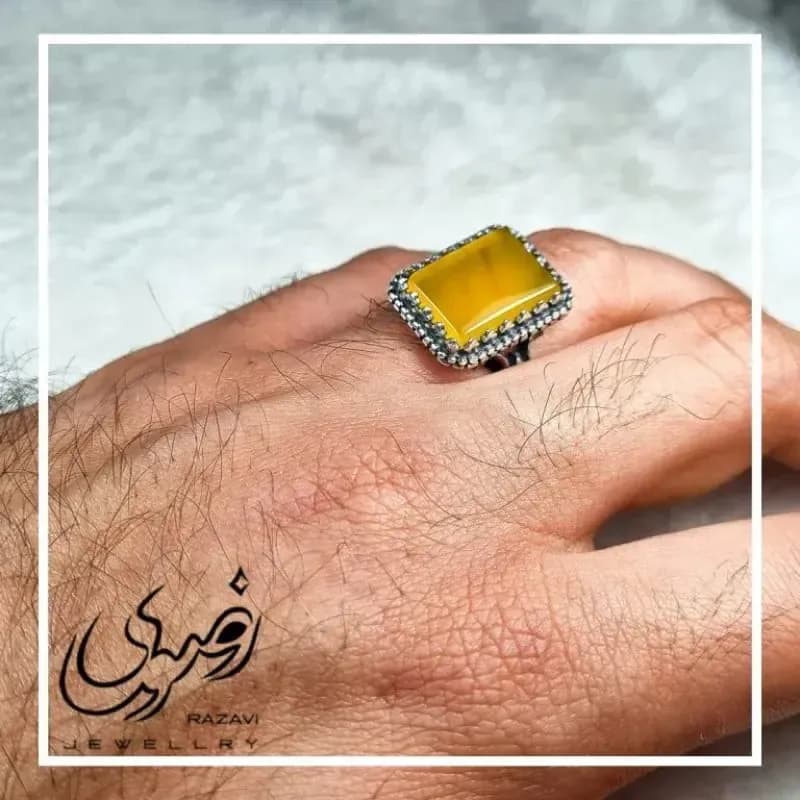 انگشتر نقره طرح رهبری اشکی با نگین عقیق زرد و حکاکی شرف الشمس — تصویر ۵