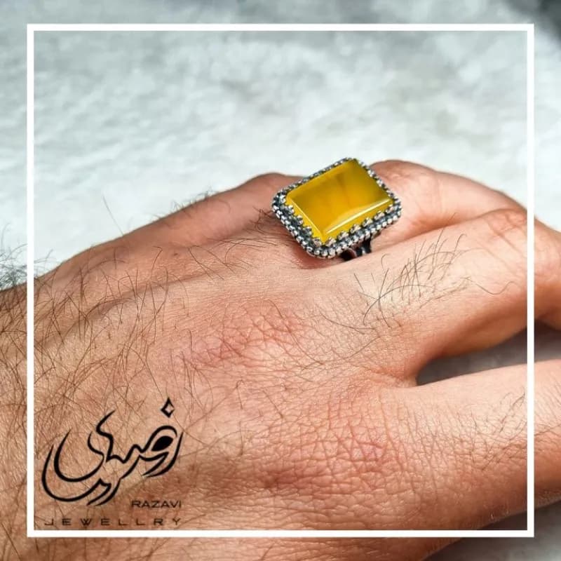 انگشتر نقره طرح رهبری اشکی با نگین عقیق زرد و حکاکی شرف الشمس — تصویر ۲