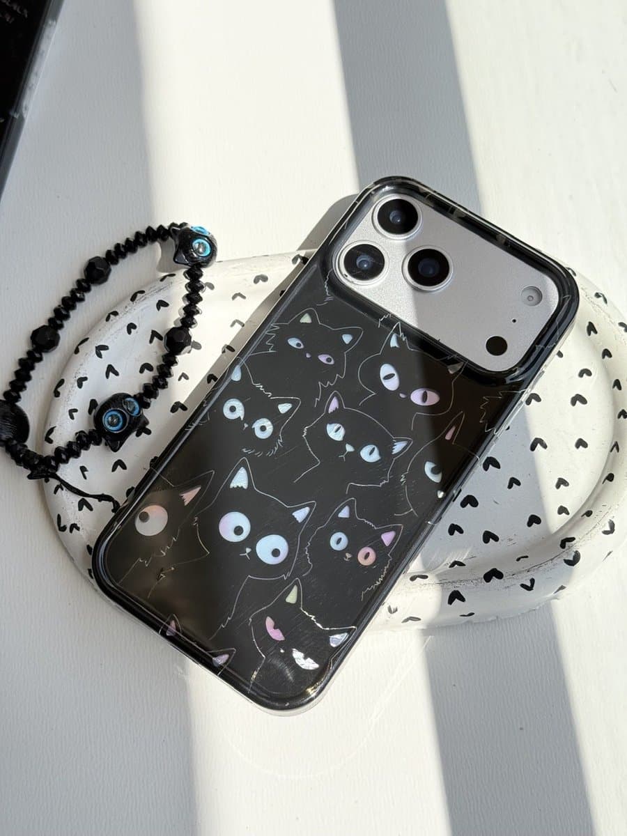 قاب گربه های سیاه با آویز آیفون (کدC2273) مناسب برای iPhone 16 — تصویر ۴