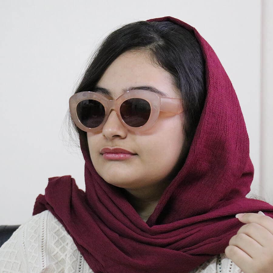 عینک آفتابی زنانه Dior با فریم فانتزی، شکل چشم گربهای، رنگ عسلی و عدسی قهوهای تیره مدل 3214 — تصویر ۷