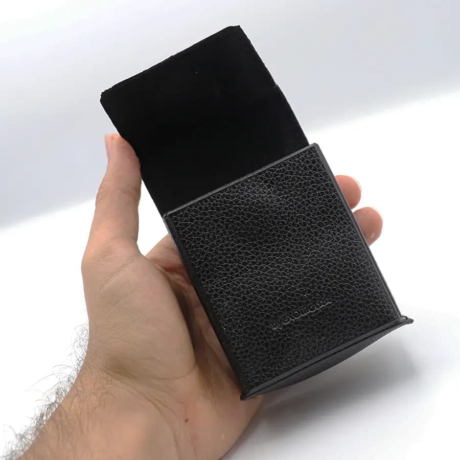 کیف عینک برند ریبن Ray-Ban با رنگ مشکی، جنس چرمی و مناسب برای عینک تاشو مدل 993021 — تصویر ۴