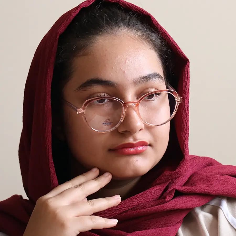 عینک زنانه با فریم دو رنگ طوسی و قرمز، شگل گرد و دایره‌ای، دسته سیم‌دار و لنز بلوکات و UV400 مدل 8329 — تصویر ۲