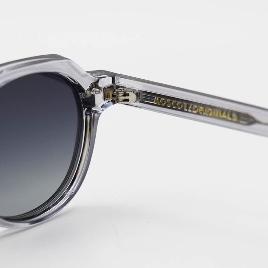 عینک آفتابی پلاریزه Moscot با فریم گرد، رنگ سفید، دسته سیمدار و لنز دودی سایه روشن مدل P1209 — تصویر ۱۲