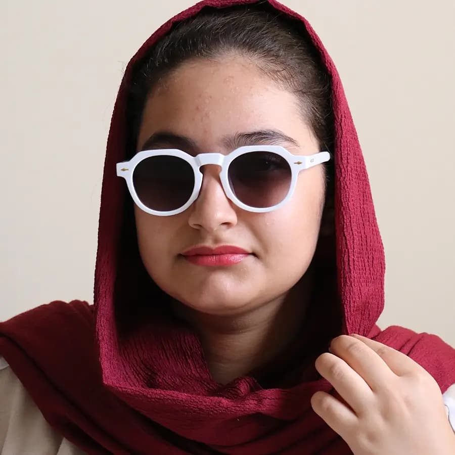 عینک آفتابی پلاریزه Moscot با فریم گرد، رنگ سفید، دسته سیمدار و لنز دودی سایه روشن مدل P1209 — تصویر ۲