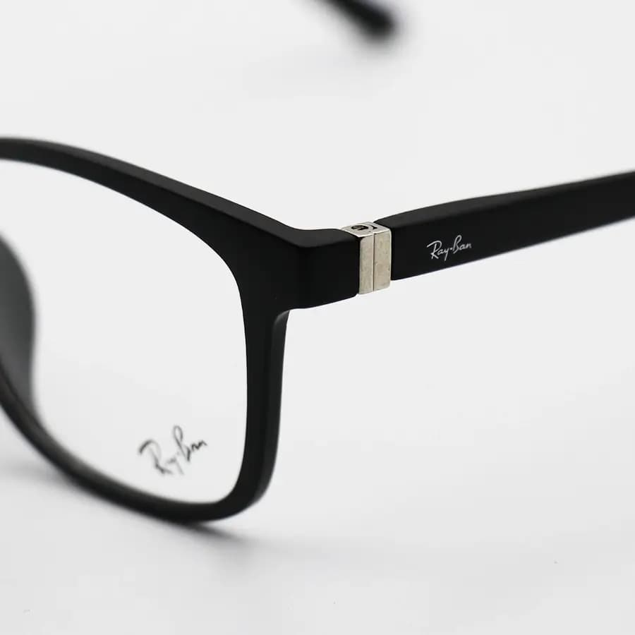 عینک طبی 4 کاوره با فریم مستطیلی شکل، رنگ مشکی مات، از جنس کائوچو و لولا فنردار Ray-Ban مدل TR2267 — تصویر ۷