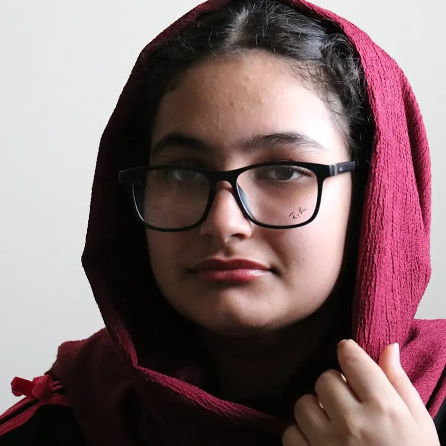 عینک طبی 4 کاوره با فریم مستطیلی شکل، رنگ مشکی مات، از جنس کائوچو و لولا فنردار Ray-Ban مدل TR2267 — تصویر ۲