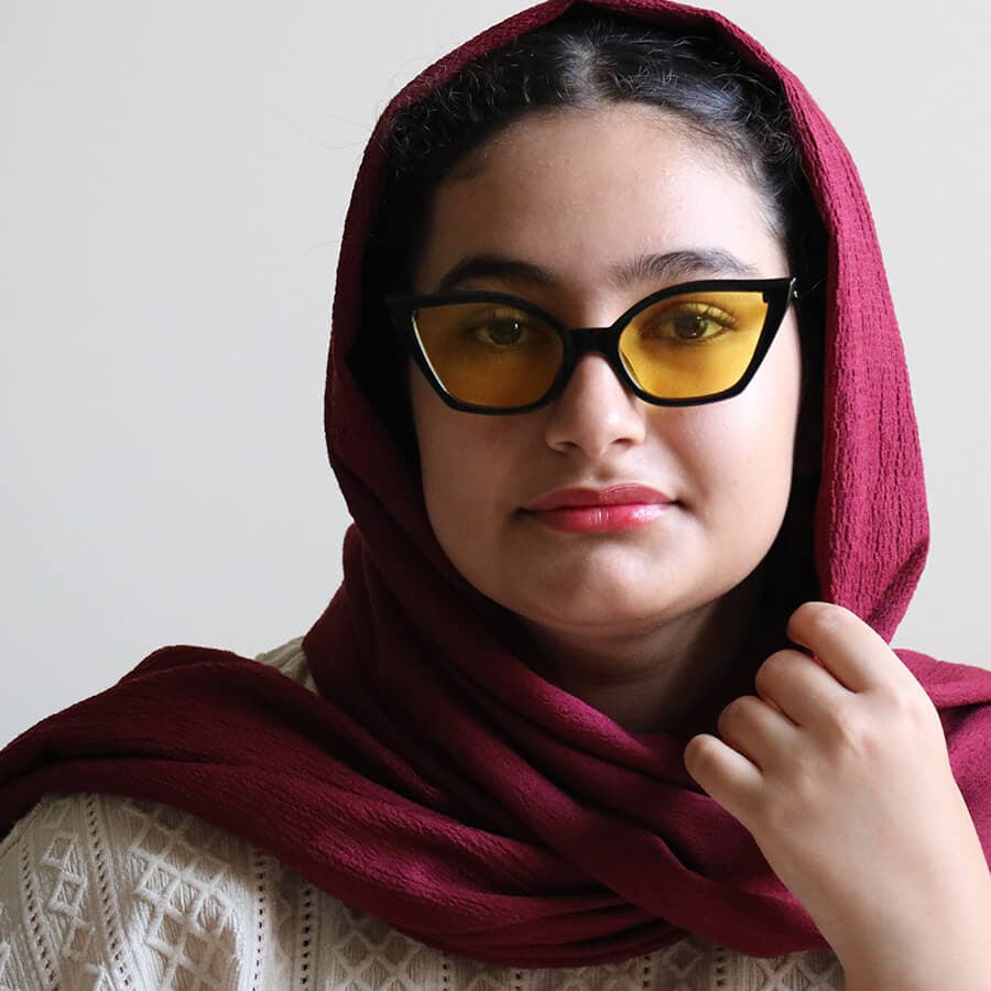 عینک آفتابی زنانه CHANEL با فریم چشم گربه‌ای، رنگ سفید براق و لنز دودی سایه روشن مدل 88654 — تصویر ۲