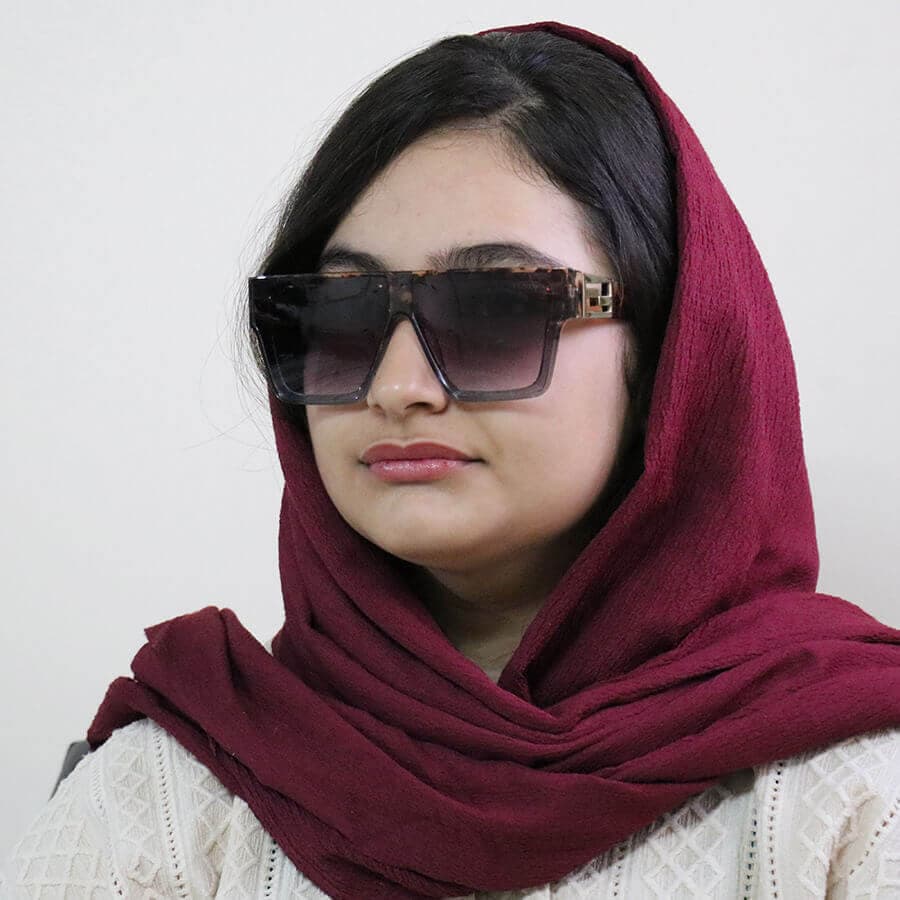 عینک آفتابی FENDI با فریم مربعی شکل، رنگ هاوانا و عدسی دودی تیره و سایه روشن مدل 928 — تصویر ۲