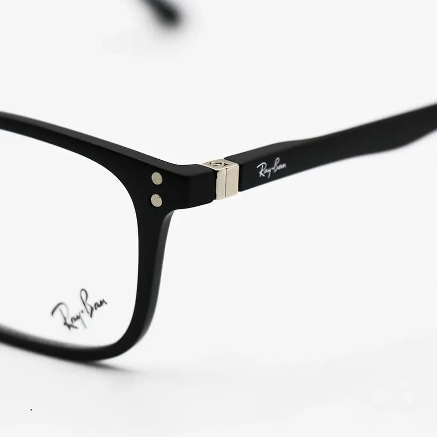 عینک طبی 4 کاوره با فریم مستطیلی باریک، رنگ مشکی مات، از جنس کائوچو و لولا فنردار Ray-Ban مدل TR2286 — تصویر ۷