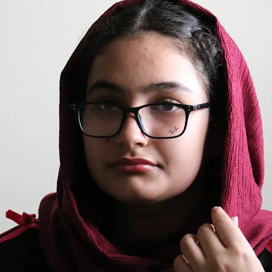 عینک طبی 4 کاوره با فریم مستطیلی باریک، رنگ مشکی مات، از جنس کائوچو و لولا فنردار Ray-Ban مدل TR2286 — تصویر ۲